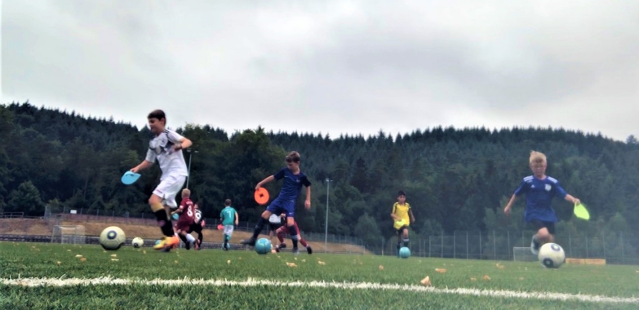 １日の練習メニュー例 ドリブル フースバルトレーニング アカデミー ドイツ式サッカートレーニング