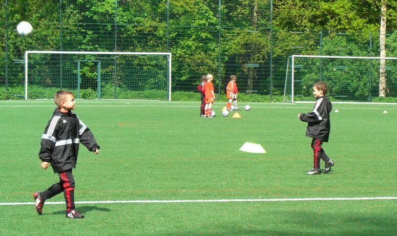 １日の練習メニュー例 低学年対応メニュー フースバルトレーニング アカデミー ドイツ式サッカートレーニング